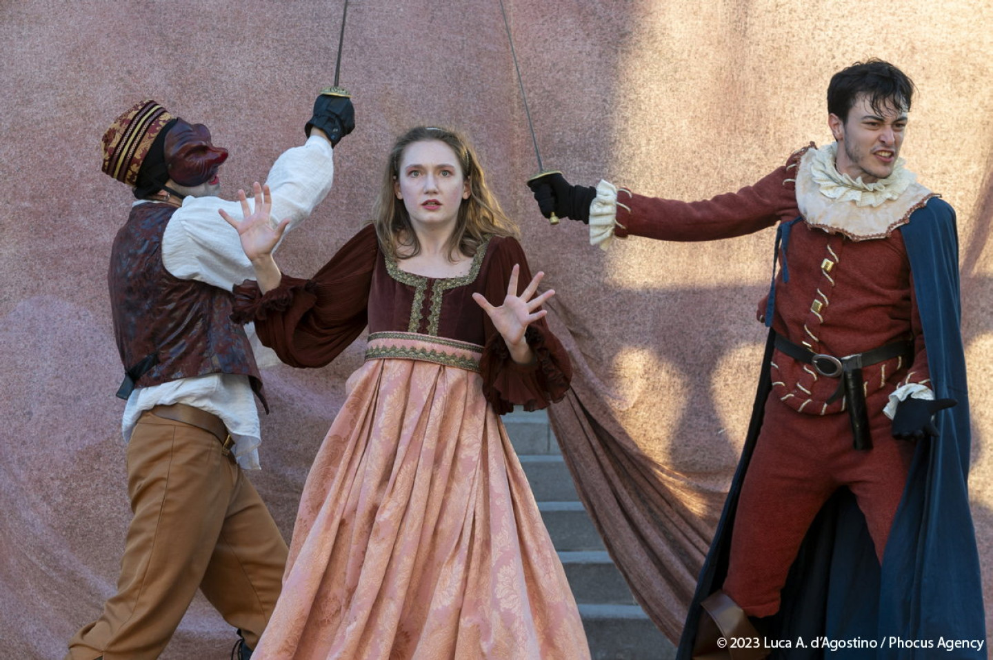 Tricesimo, 07/07/2023 - Piazza Ellero - Civica Accademia d'Arte Drammatica Nico Pepe - S'era amor si scoprirà.(La ridicola Commedia della falsa fantasma) - drammaturgia e regia di Claudio de Maglio - allievi del secondo anno di corso: Michelangelo Baradel, Marcello Ciani, Diletta Cofler, Luca Galardini, Vincenzo Giordano, Leonardo Rigato, Simone Sbordi, Martina Spartà, Raffaella Valente, Susanna Zoccali - Foto Luca A. d'Agostino/Phocus Agency © 2023 Civica Accademia d'Arte Drammatica Nico Pepe