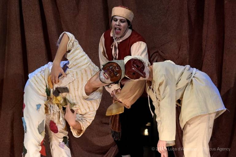 Udine, 24-03-2018 - Oratorio del Cristo - Sede Civica Accademia d'Arte Drammatica Nico Pepe - LA COMMEDIA DEGLI SPOSTATI canovaccio originale di commedia dell'arte - scritto e diretto da Claudio de Maglio che ha come protagonisti gli allievi del secondo anno di corso (Sara Baldassarre, Francesca Boldrin, Letizia Buchini, Valerio Caffa, Emanuele Caporale, Filippo Capparella, Matteo Ciccioli, Dario Di Carlo, Francesco Garuti, Maria Marra, Gloria Romanin, Filippo Tampieri).Canti di Commedia a cura di Marco Toller; Maschere di Stefano Perocco di Meduna.Action Stunt Team D-Unit: coreografie dei combattimenti Simone Belli, Assistenti Dario Stelluti e Gabriele Gangi.- Foto © 2018 Luca A. d'Agostino /Phocus Agency Nico Pepe - La commedia degli spostati